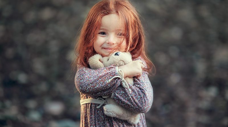 Проигрывая ситуации обычной жизни в игре с куклой, ребенок часто меняет свое отношение к произошедшим неприятностям в настоящей жизни и превращает его в позитив