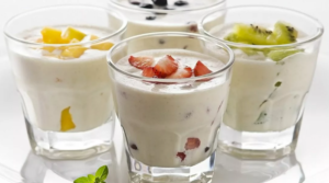 Простой, несладкий йогурт можно использовать в качестве замены масла 1:1 в рецептах, требующих менее 1 стакана сливочного масла. Греческий йогурт также можно использовать