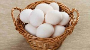 Замороженные яичные белки будут оставаться пригодными в течение шести месяцев. При использовании замороженных яичных белков в рецепте можно заменить 2 столовые ложки оттаявшего яичного белка на 1 цельный яичный белок
