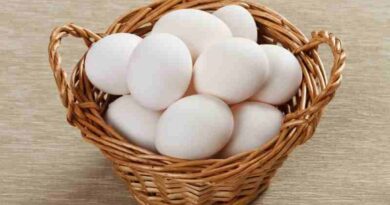 Замороженные яичные белки будут оставаться пригодными в течение шести месяцев. При использовании замороженных яичных белков в рецепте можно заменить 2 столовые ложки оттаявшего яичного белка на 1 цельный яичный белок