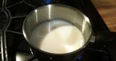 В следующий раз, когда вы будете нагревать молоко, вы сэкономите на очистке, если сначала разбрызгаете на дно и стенки кастрюли растительное масло (или добавите немного воды, если не хотите добавлять масло)