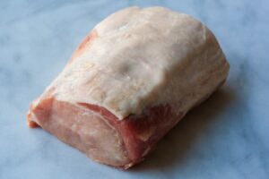Свиная корейка – это большой кусок мяса, поэтому вы можете разрезать его на заказ. Типичное жаркое может составлять 0,9 кг до 2,3 кг. Вырезается из задней и центральной части туши