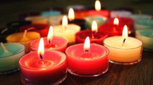Оказывается, есть способ зажечь низенькие ароматические свечи без риска обжечься, который хозяйки могут взять себе на заметку
