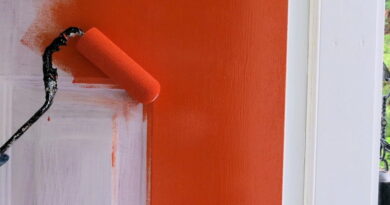 Для заполнения отверстий и вмятин в деревянных дверях используйте латексную шпатлевку по дереву или акрилово-латексный герметик