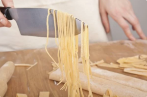 Используйте нож шеф-повара, чтобы нарезать тесто для спагетти. Самое лучшее в ручной резке – это контроль, который у вас есть.