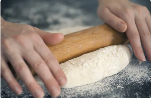 Скалки тонкого диаметра (без ручек) предпочтительны, потому что они помогают равномерно раскатывать тесто.