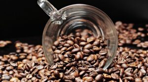 Приготовить ароматный кофе дома не составляет большого труда. Если вам нравится кофе со вкусом корицы, вы можете либо добавить палочку корицы при измельчении кофейных зерен, либо добавить порошкообразную корицу в кофейную гущу