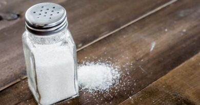 если вы следите за потреблением соли, вы можете подождать до конца приготовления, чтобы приправить свою еду, зная, что вы сможете добавить меньшее количество соли