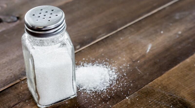 если вы следите за потреблением соли, вы можете подождать до конца приготовления, чтобы приправить свою еду, зная, что вы сможете добавить меньшее количество соли
