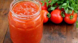 как исправить недостатки в томатном соусе, который вы только что приготовили, следуя всем указаниям из поваренной книги, и все же он оказался жидким и водянистым?