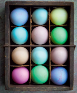 В зависимости от желаемого цвета, яйца могут пролежать в красителе несколько минут или даже всю ночь). Переложите яйца на тарелку, выстланную бумажным полотенцем или в лоток до полного высыхания