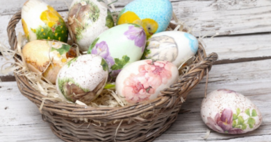 Давайте встрепенемся и сделаем маленькое волшебство: покрасим пасхальные яйца безопасными, натуральными ингредиентами, которые у нас есть под рукой, включая свеклу, луковую кожуру, кофе, чернику, карри и многое другое, чтобы сделать красивые цветные яйца