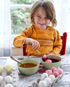 Отступите и позвольте детям помочь в мозговом штурме, собрать и подготовить ингредиенты для окрашивания пасхальных яиц, точно так же, как они делают это с обычными ингредиентами, когда помогают вам готовить ужин (ну, они действительно помогают готовить, верно?).