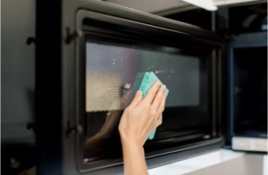 Внутренняя часть дверцы микроволновой печи должна легко очищаться одним из паровых методов