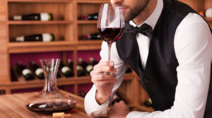Чтобы правильно почувствовать запах вина, опустите нос в бокал и сделайте глубокий вдох. Обратите внимание на то, как пахнет вино