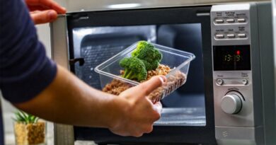 Микроволновая печь – один из самых полезных и популярных приборов на кухне. Но знаете ли вы, что повторное разогревание в нем некоторых продуктов может стать ядовитым?