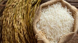 Аналогичным образом вы также можете добавить несколько зерен риса в солонку, чтобы предотвратить образование комочков
